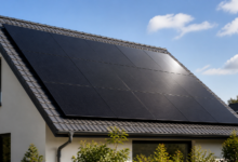 Schwarze Aiko Solarmodule auf einem modernen Hausdach