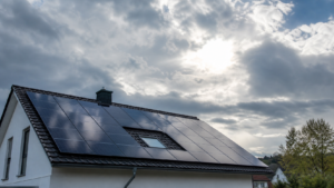 Nennleistung vs. Peak-Leistung bei Wolken: Was PV-Anlagen wirklich leisten