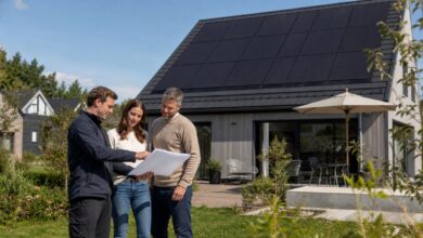Svea Solar Beratung vor einem modernen Einfamilienhaus mit Photovoltaikanlage