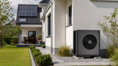 Luft-Wasser-Wärmepumpe an einem modernen Einfamilienhaus mit Photovoltaikanlage